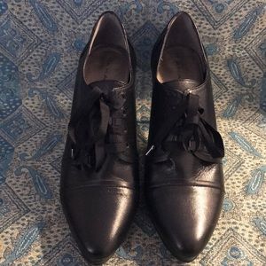 Tahari Grace Black Leather Oxford Heels EUC